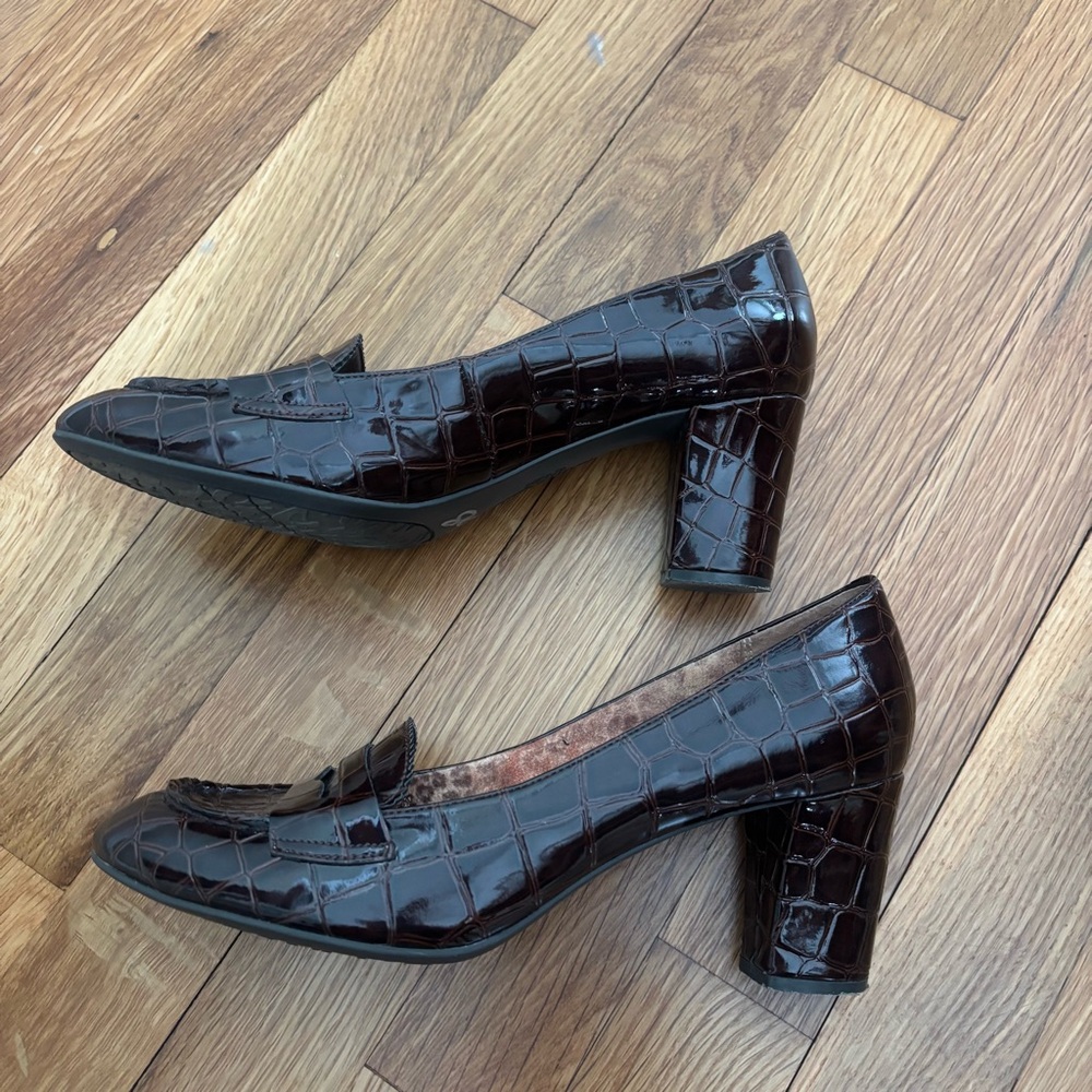 Anne Klein IFlex Dark Brown Croc-Embossed Loafer Style Pumps, Size 7.5 - Picture 3 of 15